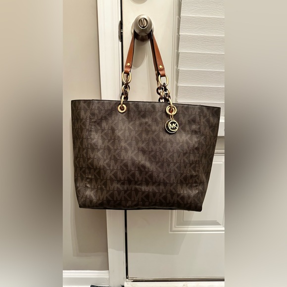 Michael Kors Handbag - Picture 9 of 9